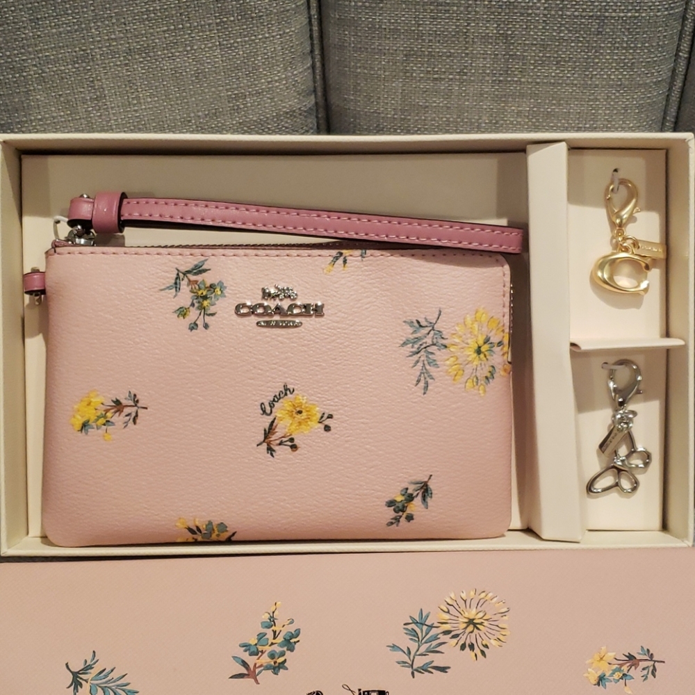 2 HOUR SALE!!🦋Coach Wristlet Set